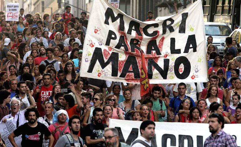Die Demonstrationen unter dem Motto "Macri, halt ein" richten sich auch gegen die massiven Preiserhöhungen für Transport, Strom und Gas seit Macris Amtsantritt