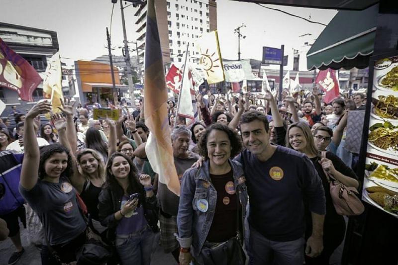 Grund zu feiern: Marcelo Freixo (rechts im Bild) von der Partei "Sozialismus und Freiheit" kommt in Rio de Janeiro in die Stichwahl. Insgesamt geht die PSOL mit Zugewinnen gestärkt aus den Kommunalwahlen hervor