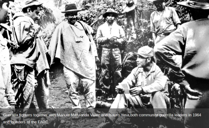 Manuel Marulanda, "Tirofijo" (am Boden sitzend), mit einer Gruppe bewaffneter Bauern im Jahr 1964. Er war Mitbegründer der Farc und bis zu seinem (natürlichen) Tod im Jahr 2008 ihr Oberkommandierender