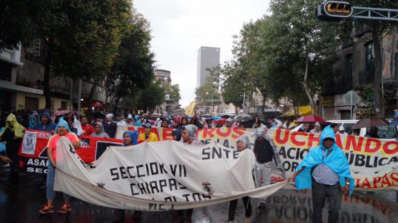 Tausende demonstrierten am Dienstag in Mexiko-Stadt in strömenden Regen gegen die Bildungsreform