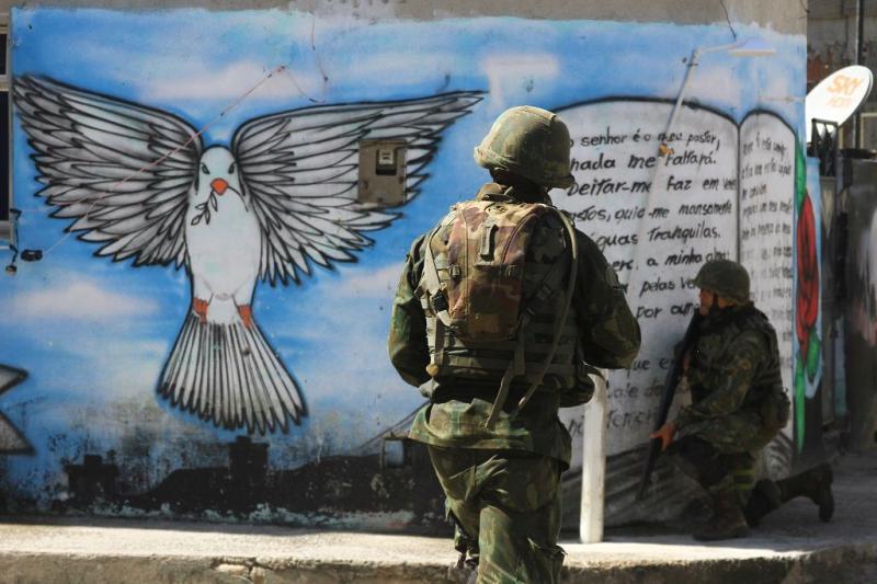 Militärische Besetzung der großen Favela Maré wenige Monate vor Beginn der FIFA Fußball-Weltmeisterschadt 2014 (05.04.2014)