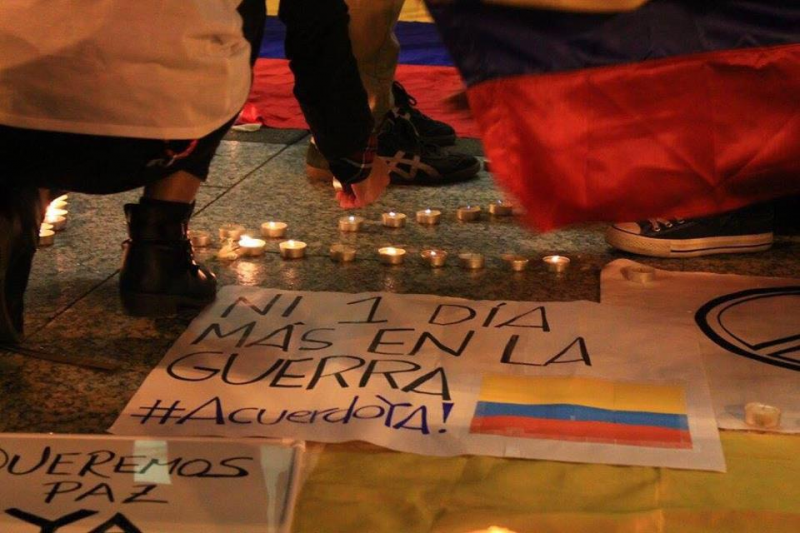 "Kein einziger Tag mehr im Krieg - Abkommen jetzt". In vielen Städten Kolumbiens finden seit dem Plebiszit ständig Versammlungen auf den Straßen und Demonstrationen für den Frieden statt