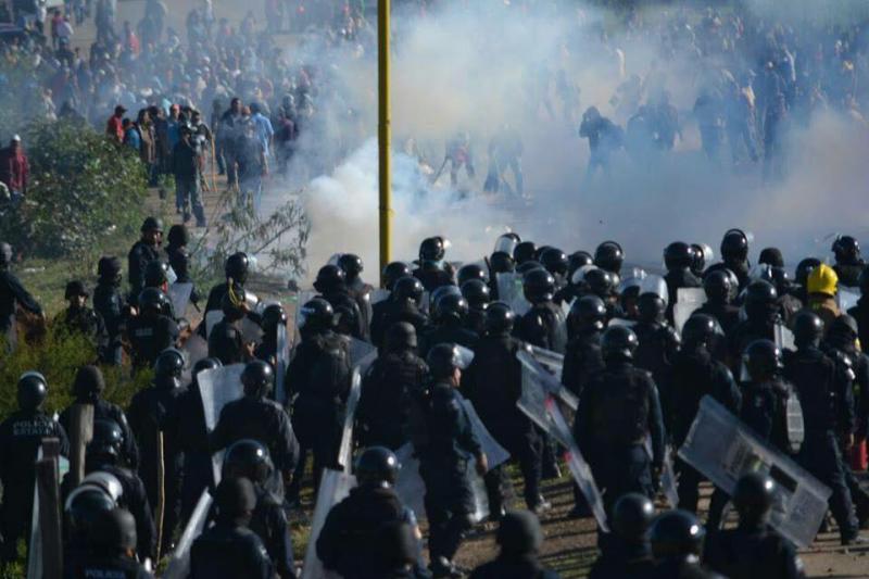 Zusammenstöße bei der gewaltsamen Räumung einer Straßenblockade am Sonntag Morgen in Nochixtlán