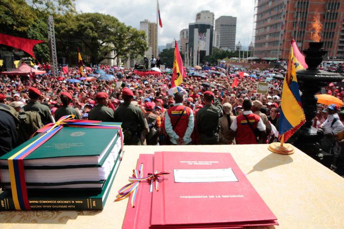 Tausende versammelten sich vor dem Pantheon in Caracas ...