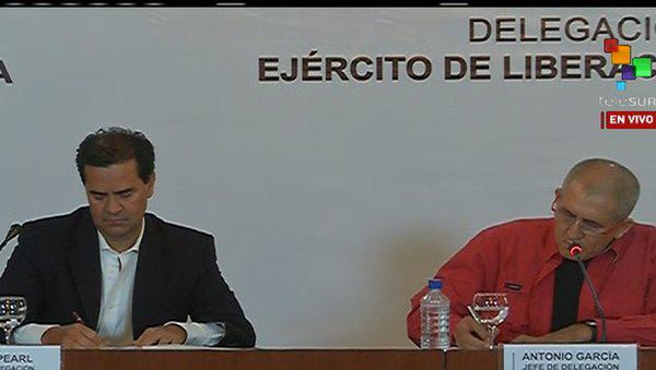 Frank Pearl (li.) und Antonio García unterzeichnen die Vereinbarungen für die Friedensverhandlungen