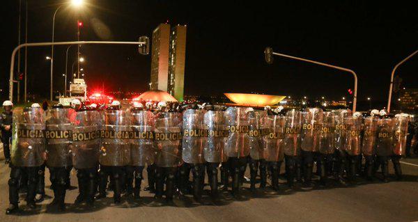 Polizeisperre vor dem Parlamentsgebäude in Brasília