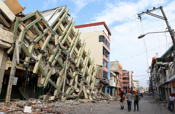 Beim Erdbeben zerstörte Gebäude in Portoviejo in der Provinz Manabí