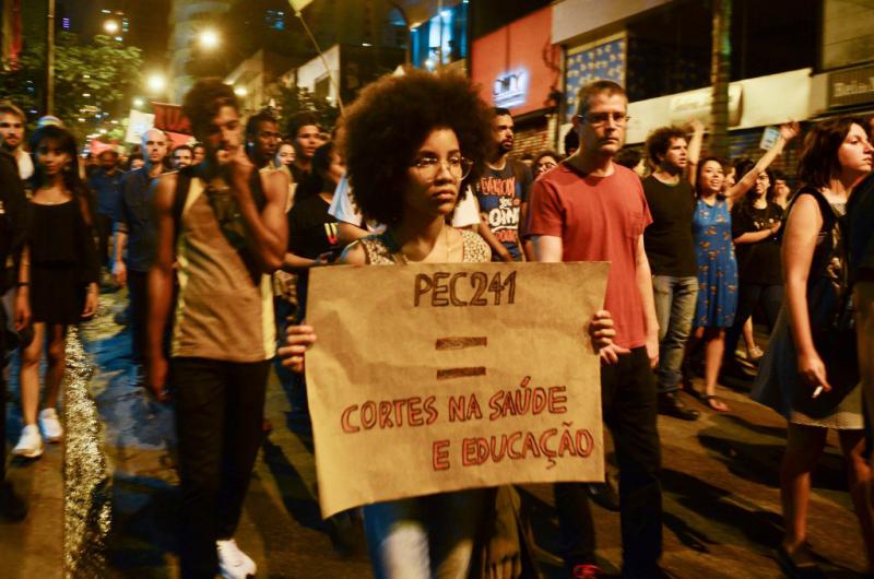 Demonstrantin in São Paulo am 17. Oktober: "PEC 241 = Kürzungen bei Gesundheit und Bildung"