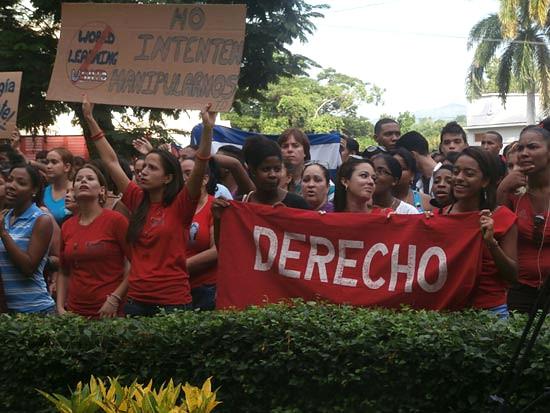Studierende der Universidad de Oriente in Santiago de Cuba protestieren gegen "World Learning". Auf dem Transparent: "Versucht nicht, uns zu manipulieren"