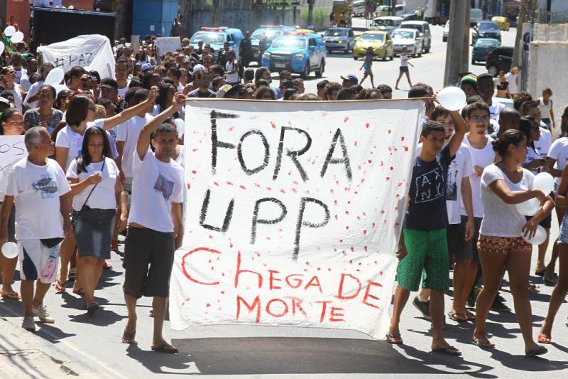 "Weg mit der UPP, es reicht mit den Toten" - Protest gegen die sogenannte Befriedungspolizei UPP im Komplex Alemão nach dem Tod des 10-jährigen Eduardo de Jesus, der vor seiner Haustür mit seinem Handy spielte und von einem Militärpolizisten erschossen wurde (07.04.2015)