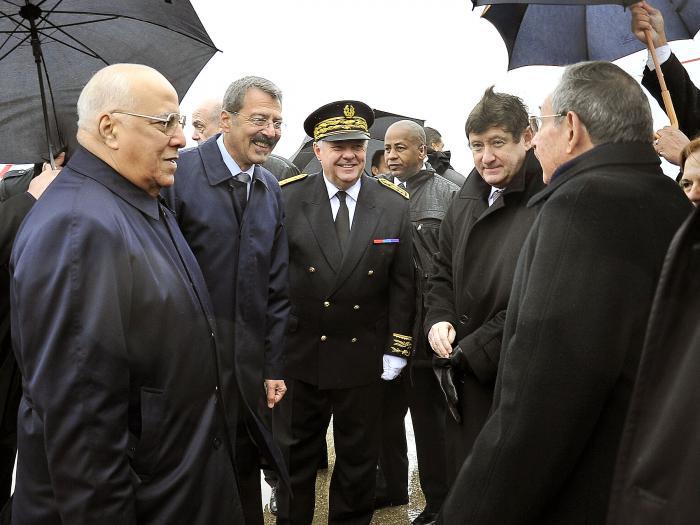 Castro auf dem Flughafen Paris-Orly empfangen