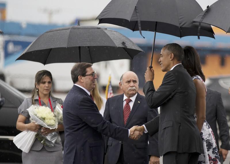 Kubas Außenminister Rodríguez begrüßt Obama am 20. März bei seiner Ankunft in Havanna