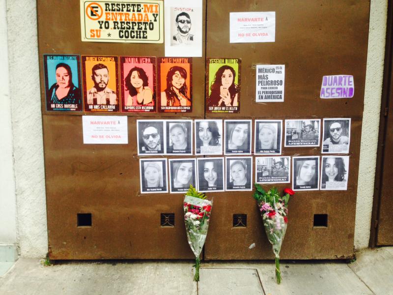 Gedenken an die Opfer, hier mit Fotos von den ermordeten Frauen und Espinosa