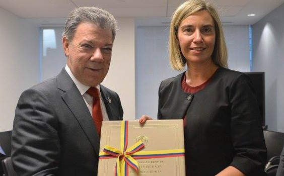 Juan Manuel Santos überreicht das Friedensabkommen an Federica Mogherini von der Europäischen Union