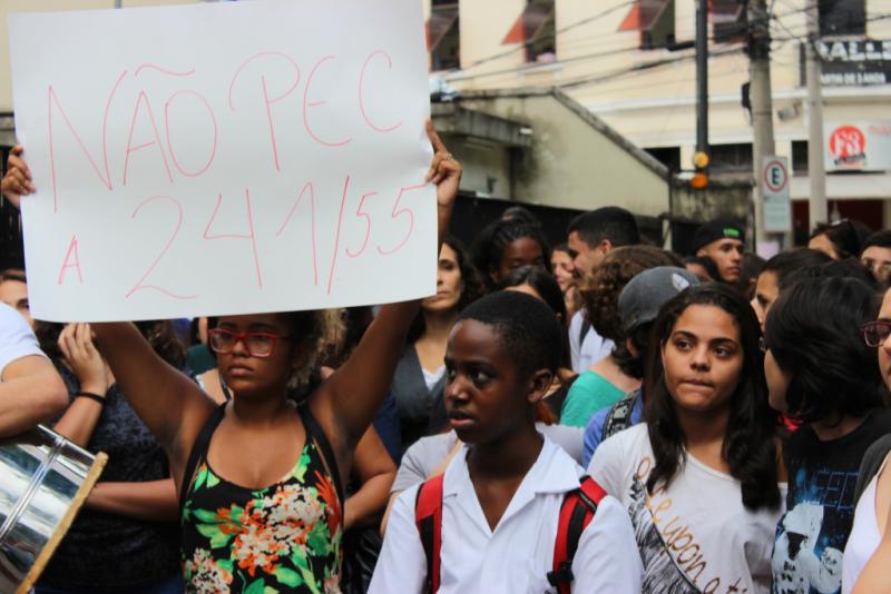 Protest gegen dieVerfassungsreform PEC 55 in einer besetzten Schule in Tijuca