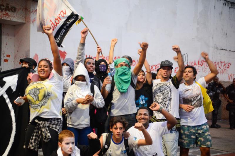 Schülerinnen und Schüler protestieren vor dem Bildungsministerium in Rio de Janeiro