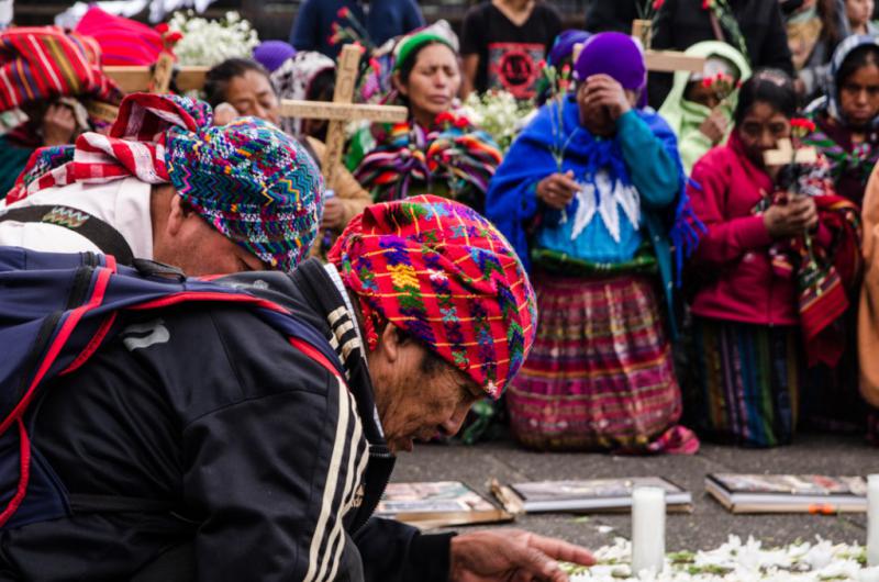 Maya-Q’eqchi aus der Gemeinde Sepur Zarco halten eine Zeremonie vor dem Gebäude ab