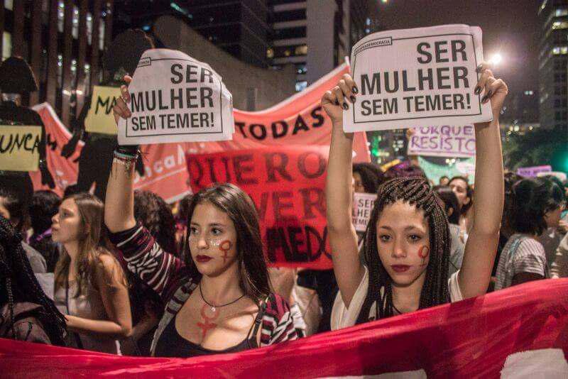 Großdemonstration in São Paulo gegen Gewalt an Frauen. "Ser Mulher Sem Temer" - "Frau sein ohne Furcht zu haben" oder "Frau sein ohne Temer". Michel Temer ist der derzeitige Putschpräsident