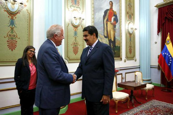 Lateinamerikaberater im US-Außenministerium, Thomas Shannon, beim venezolanischen Präsidenten, Nicolás Maduro. Ebenfalls anwesend war Außenministerin Delcy Rodríguez
