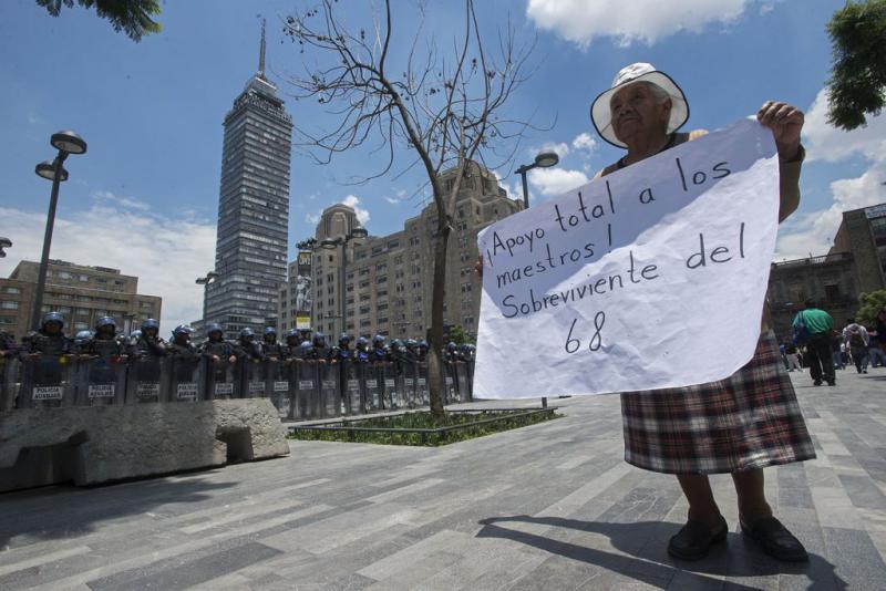 Demonstrantin in der Hauptstadt: "Totale Unterstützung für die Lehrer. Überlebende von 68". Am 2. Oktober 1968 wurden bis zu 300 friedlich demonstrierende Studenten im Stadtteil Tlatelolco in Mexiko-Stadt von Sicherheitskräften erschossen