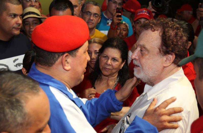 Theotonio dos Santos mit dem damaligen Präsidenten von Venezuela, Hugo Chávez (1954 ‒ 2013) im Präsidentschaftswahlkampf 2012