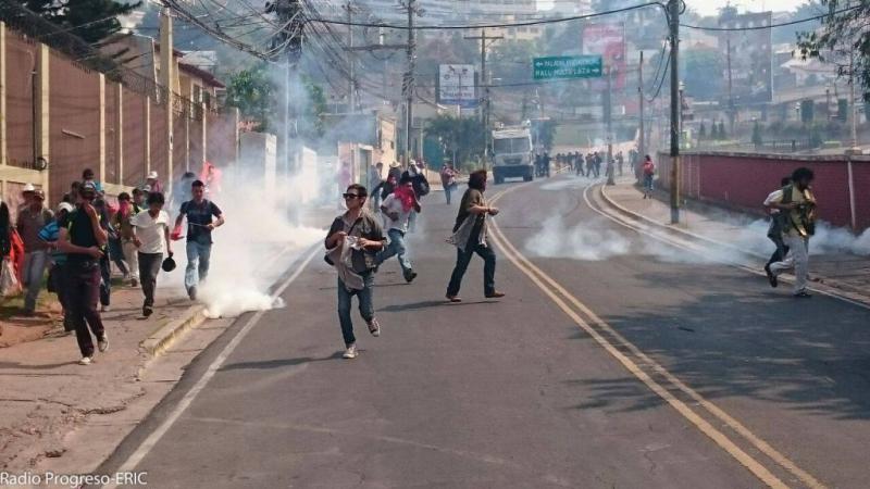Tränengaseinsatz gegen die Demonstrierenden