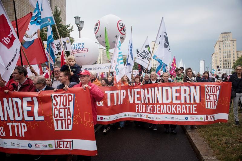Am 17. September demonstrierten rund 320.000 Menschen in sieben deutschen Städten gegen Ceta und TTIP und forderten einen gerechten Welthandel, hier in Berlin