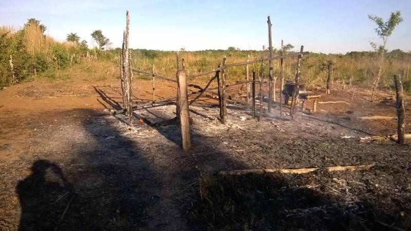 Niedergebrannte Behausung landloser Bauern in Amazonien