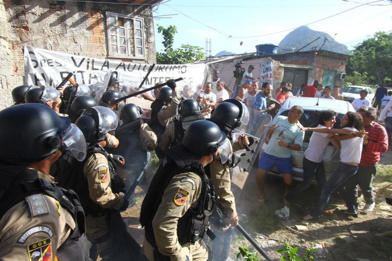 Anwohner leisten Widerstand gegen einen Enteignungsversuch in der Vila Autódromo. Die Polizei reagiert mit Schlagstöcken und Tränengas (03.06.2015)