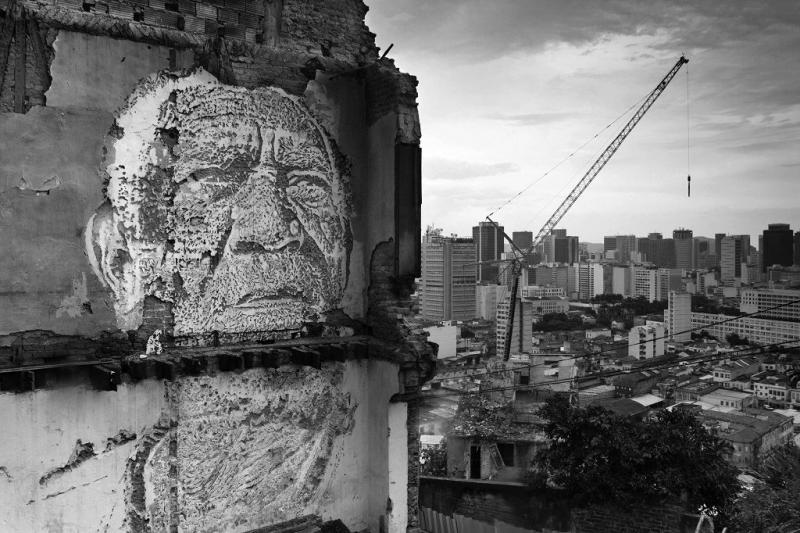 Der portugiesische Künstler Alexandre Farto, a.k.a. Vhils, schuf sechs große Wandgemälde, die die Zwangsumsiedlungen in Rios Hafengebiet, vor allem auf dem Morro da Providência, anprangern. Die Gesichter der vertriebenen Menschen wurden dort festgehalten, wo früher ihre Häuser standen (23.10.2012)