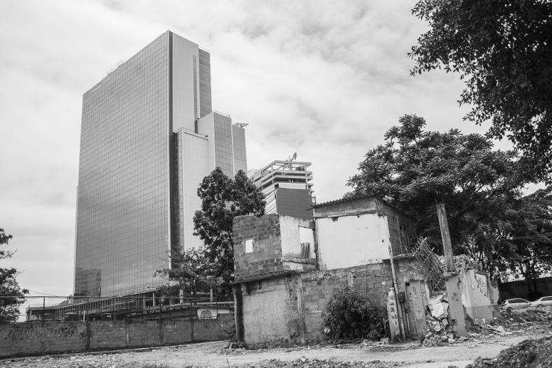 Hotel, das nach dem Abriss von Wohnhäusern in der Vila Autódromo gebaut wurde (11.12.2015)