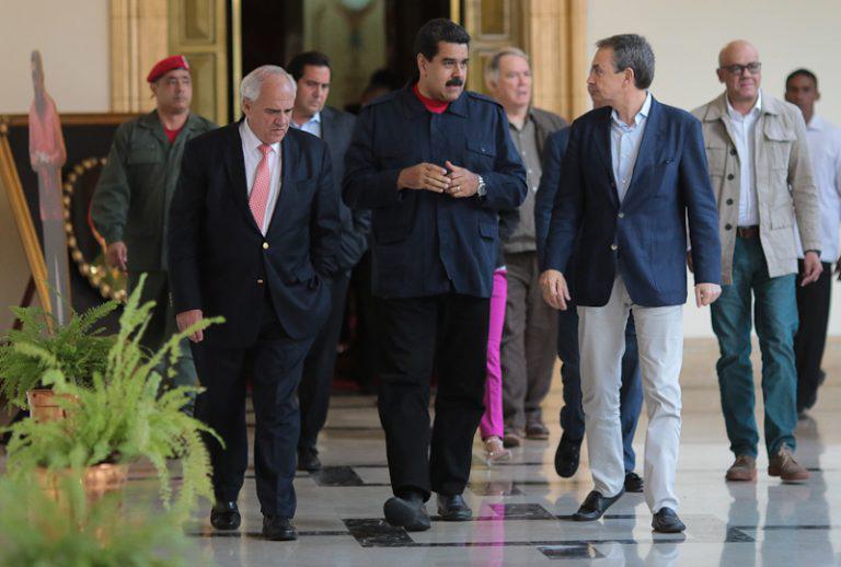 Die Unasur-Kommission für den Dialog in Venezuela traf unlängst mit Präsident Maduro (Bildmitte) zusammen. Links von Maduro Generalsekretär Samper, rechts Spaniens Ex-Ministerpräsident Zapatero