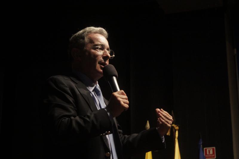 Uribe plädiert dafür "ehrenhafte Unternehmer“ vom Friedensvertrag auszunehmen