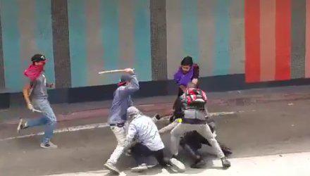 Von der Polizei eingekesselte Studenten in Venezuela? Diese Szene kommentierte Sonnenberg – ohne sie zu zeigen