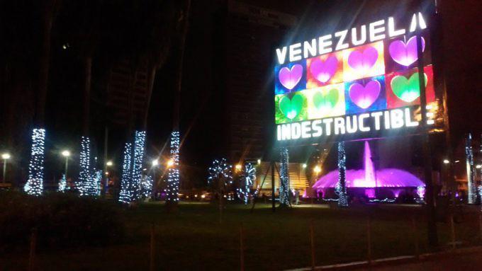 Beleuchtete Plakatwand zu Weihnachten am Plaza Venezuela in der Hauptstadt Caracas: "Unzerstörbares Venezuela"