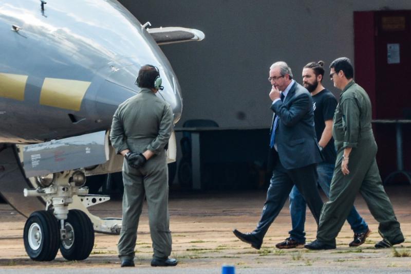 Cunha auf dem Weg ins Polizeiflugzeug. Er wurde am Mittwoch in Brasiliens Hauptstadt verhaftet