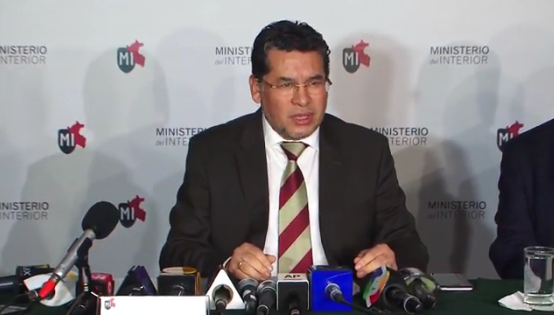 Vizeinnenminister Rubén Vargas Céspedes bei der Pressekonferenz