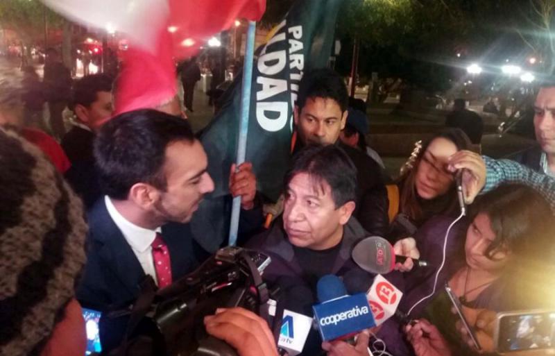Boliviens Außenminister David Choquehuanca umringt von Medienvertretern bei seinem Besuch in Chile