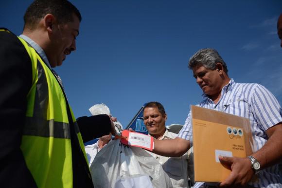 Carlos Rodriguez von der US-Post übergibt den ersten Brief in Kuba