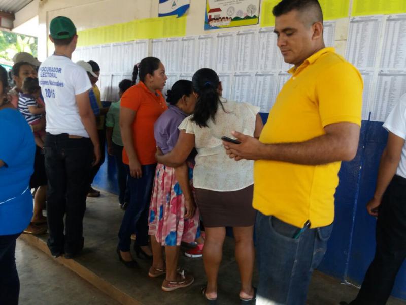 Vor einem Wahllokal in Managua am 6. November