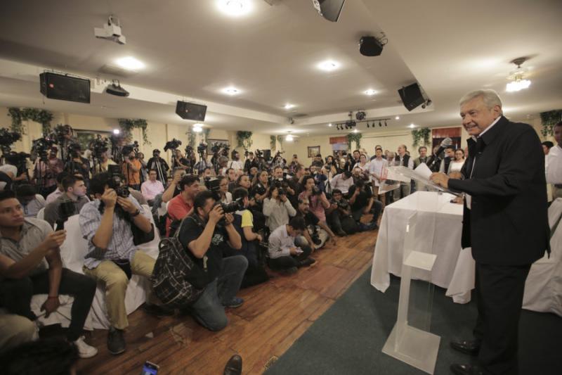 Bei einer Pressekonferenz in Mexiko-Stadt am 6. Juni erklärt Andrés Manuel López Obrador die Morena-Kanidatin Delfina Gómez Álvarez zur "gewählten Gouverneurin des Bundesstaates México"