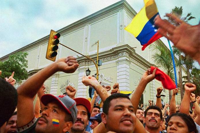 Vor dem Präsidentenpalast Miraflores in Caracas versammelten sich Hunderttausende und verlangten die Rückkehr von Präsident Chávez