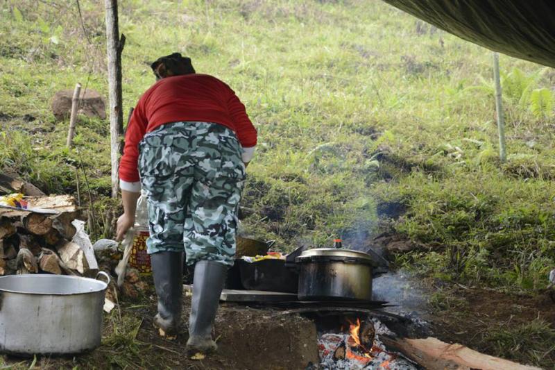 Farc-Mitglied in Kolumbien richtet Kochstelle ein