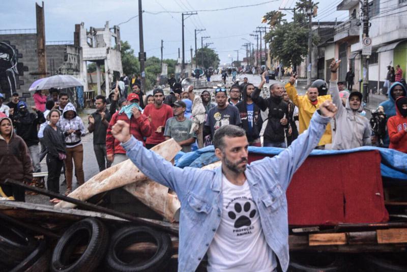 Mit Barrikaden verteidigten 700 Familien ihre Siedlung im Osten  der brasilianis