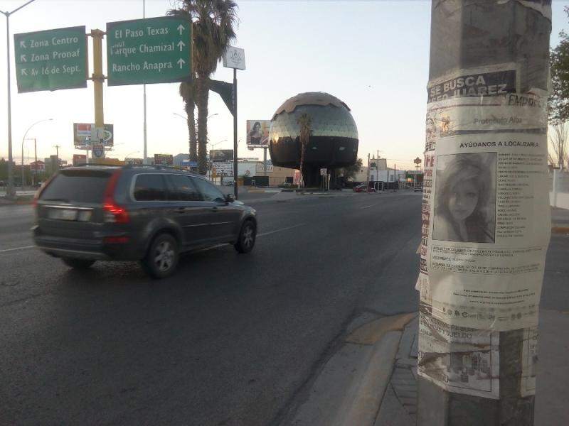 Aktuelles Suchplakat einer Verschwundenen auf der Hauptverkehrsachse durch Ciudad Juárez