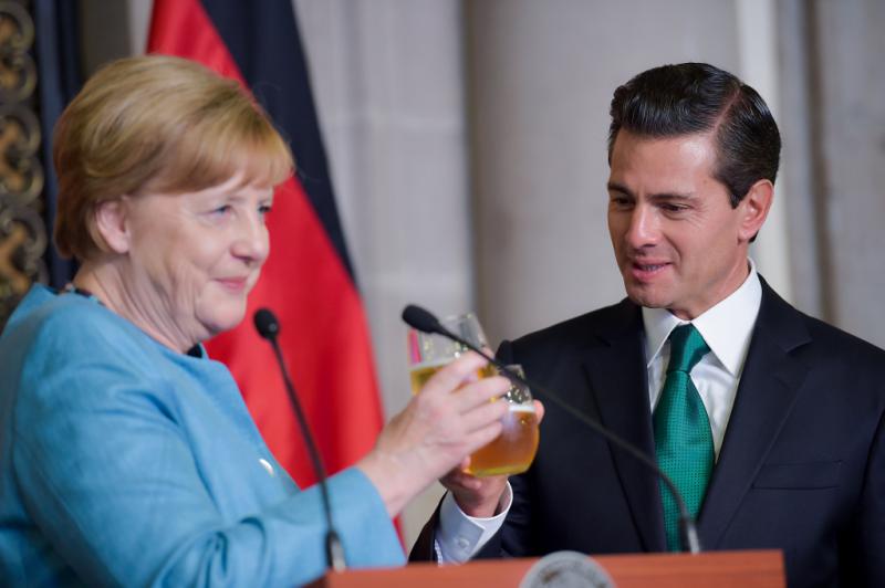 Anstoßen auf deutsch-mexikanische Bierproduktion: Merkel und Mexikos Präsident Peña Nieto