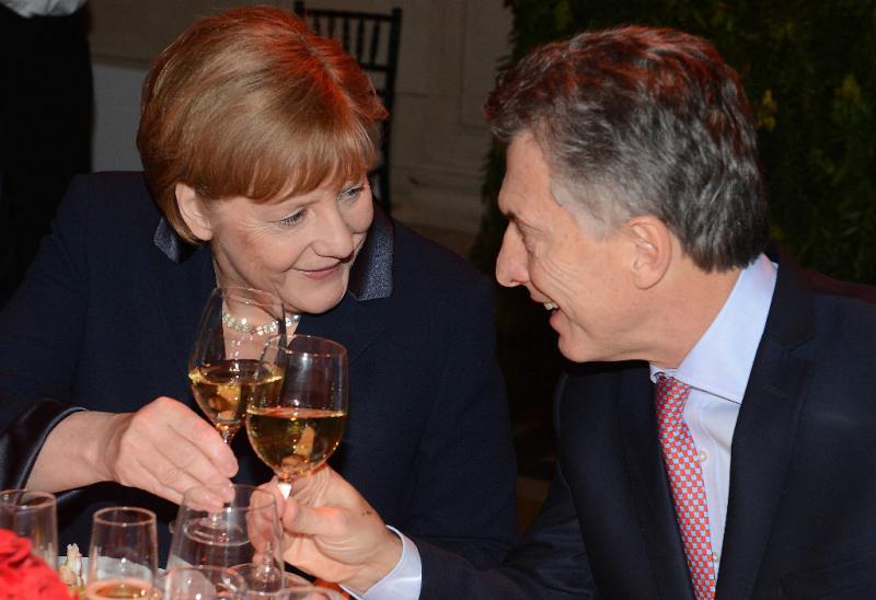 Ein Toast auf die "strategische Zusammenarbeit": Bundeskanzlerin Merkel und Argentiniens Präsident Macri