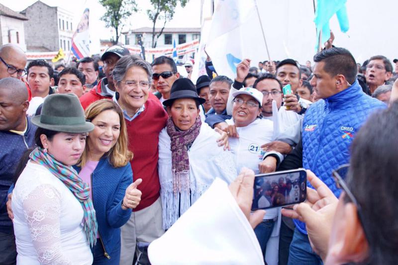 CREO-Suma-Kandidat Guillermo Lasso beim Wahlkampf-"Selfie" mit Anhängern