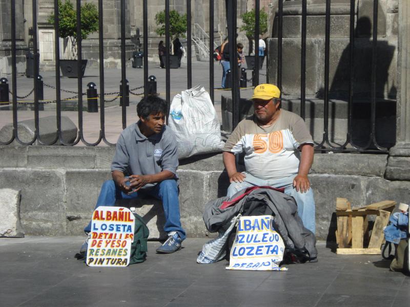 Auf der Suche nach Arbeit: zwei Maurer in Puebla, Mexiko
