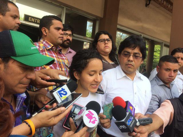 Berta Zúniga Cáceres, die Tochter der ermordeten Aktivistin und der Anwalt Victor Fernández bei der Presserunde vor der Staatsanwaltschaft in Honduras am 17.Mai